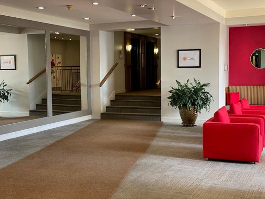 30 Chemin du Bord-du-Lac, Pointe-Claire, QC - Photo 1