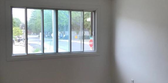 APPARTEMENT 4-1/2 - 2 CHAMBRES - INTERNET/CABLE/STATIONNEMENT - Photo 2