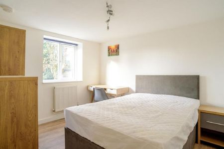 1 bedroom in a house share to rent - Photo 2