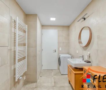 Pronájem moderního bytu 2+kk s balkónem a parkovacím stáním, Moravs... - Photo 1