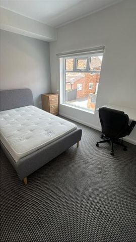 4 bedroom flat to rent - Photo 2