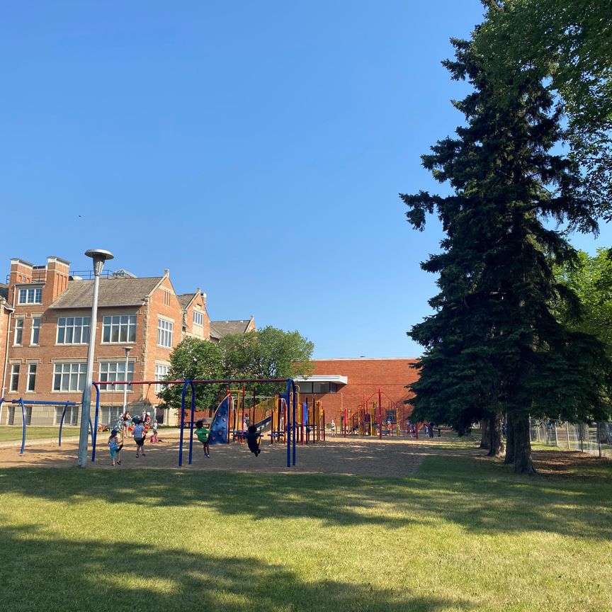 Hollycrest Manor - Photo 1