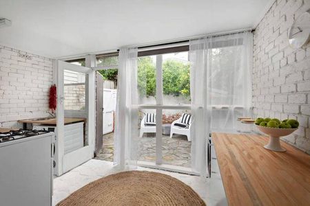 Charming Victorian Residence in Prime Albert Park Location - Photo 5