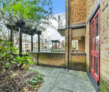 Recently decorated two bedroom house to rent in Canary Wharf. - Photo 3
