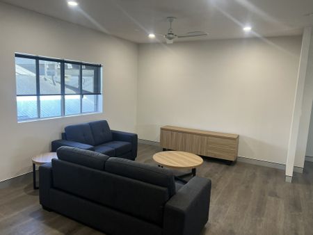 Modern & Furnished Inner City Apartment - Photo 2