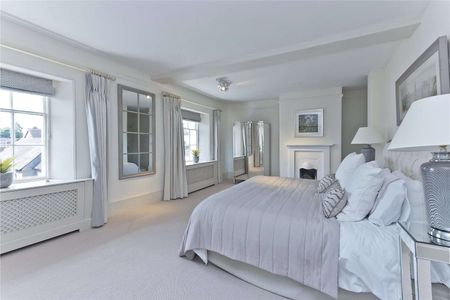 This lovely property is a Grade II listed converted bank, located in central Petworth. - Photo 5