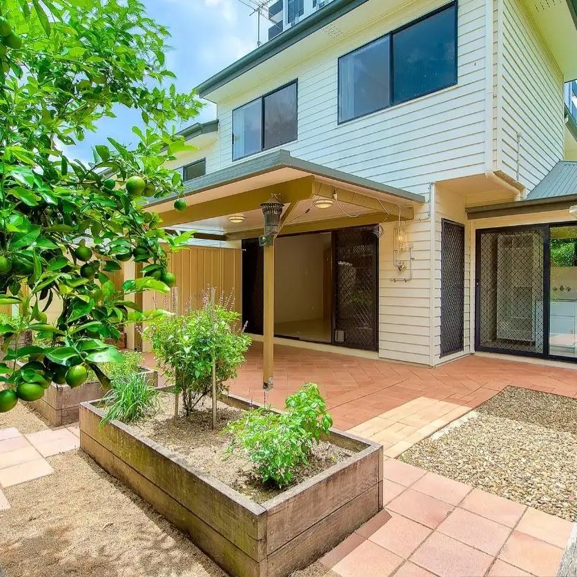 “Charming 3 Bedroom Townhouse in the Heart of West End!” - Photo 1