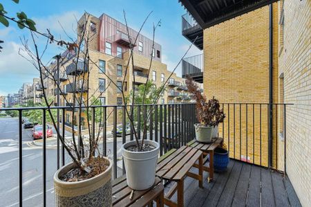 3 bedroom flat to rent - Photo 4