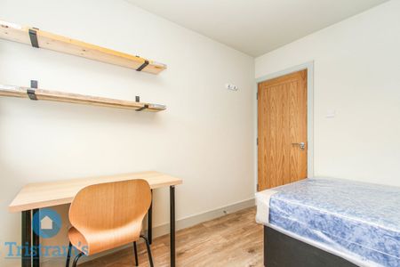 References Pending - 5 bed Apartment - Photo 4