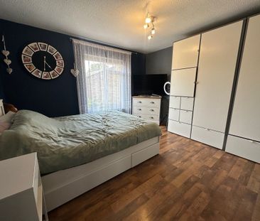 Hollyfield, Harlow - Photo 6