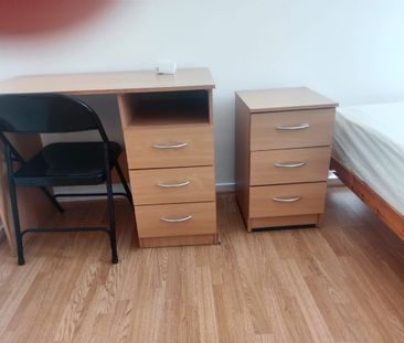 Room in a Shared Flat, Sherfield Gardens, SW15 - Photo 4