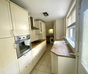 3 bedroom Flat To Let - Photo 2