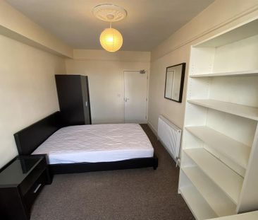 1 bedroom in a flat share to rent - Photo 3