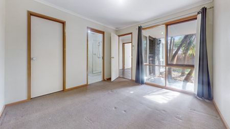 38 Strathavan Drive Berwick VIC - Photo 3