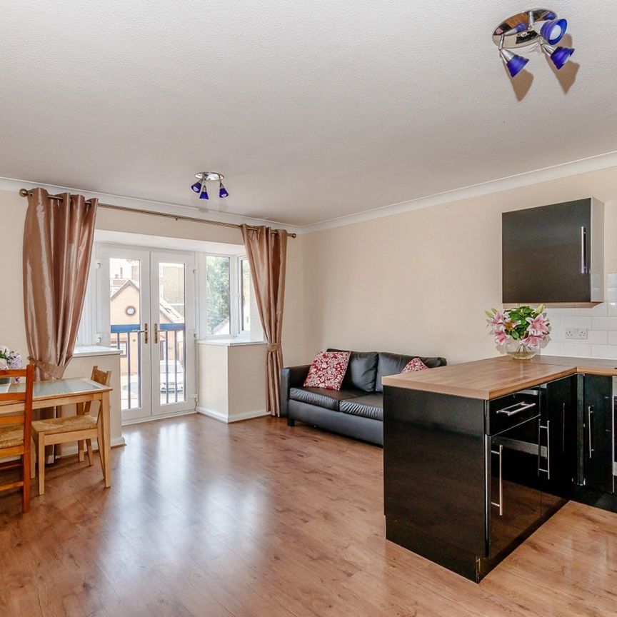 2 Bed Flat, Leslie Park Road, CR0 - Photo 1