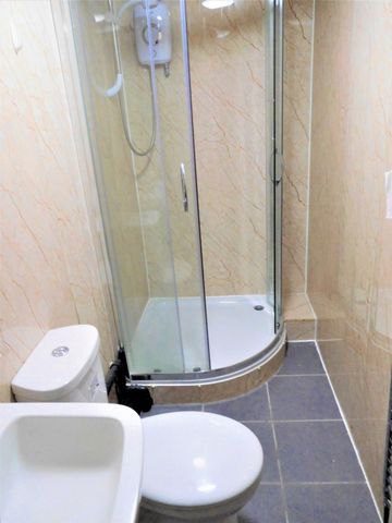 4 Bedroom Terraced To Rent in Lenton - Photo 5