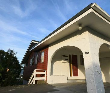 Sunny, Modern Townhouse with Stunning Views - Photo 3