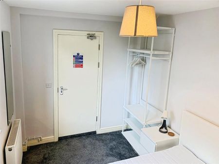 1 bedroom in a house share to rent - Photo 2