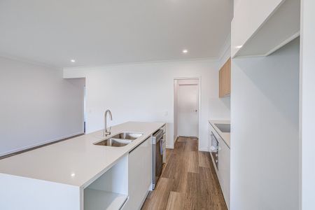Large Family Home In Logan Reserve - Photo 4