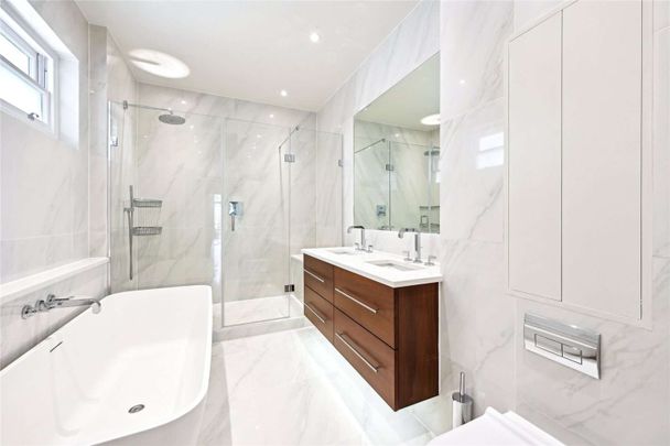 A fantastic, third floor apartment (with lift) in this elegant portered building, combining stylish, lateral, entertaining space with substantial accommodation. - Photo 1