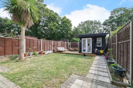 Three Bedroom Semi-Detached House in Chingford - Photo 5