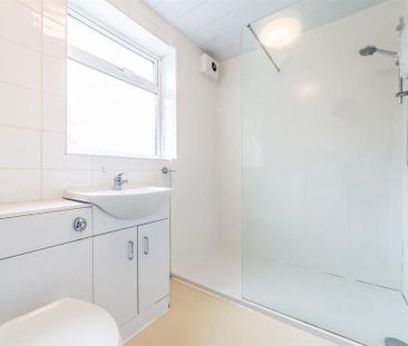 3 bedroom flat to rent - Photo 4