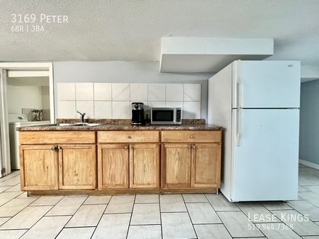 Furnished 6 Bed, 3 Bath, 2 Kitchens - Minutes from University of Windsor - Photo 4