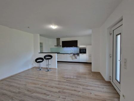 Singles aufgepasst: helle 2-Zimmer-Wohnung mit Einbauküche und Terrasse zu vermieten - Foto 3