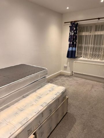 3 bedroom flat to rent - Photo 4