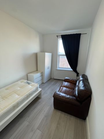 Room in a Shared Flat, Finchley Road, NW2 - Photo 3