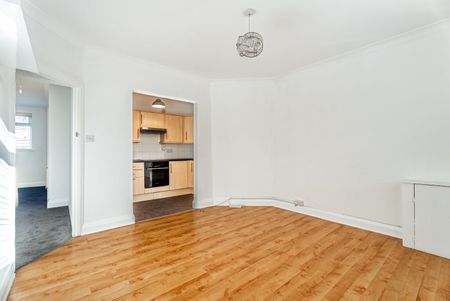 Available unfurnished now - Photo 3