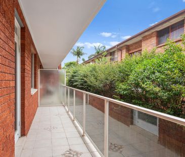 PERFECTLY POSITIONED COASTAL APARTMENT - Photo 4