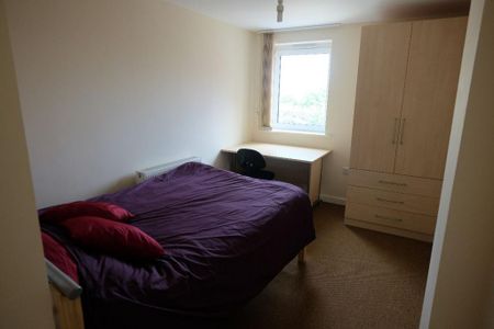 3 bedroom flat to rent - Photo 3