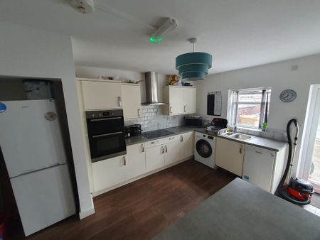 1 bedroom in a house share to rent - Photo 2