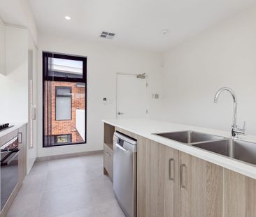 Top Floor Contemporary Living - Photo 3