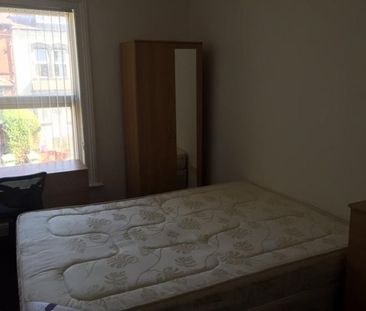 41 Brudenell Mount, Leeds, LS6 1HS - Photo 2