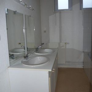Location Appartement 4 pièces 79m² FLERS 61100 - Photo 2