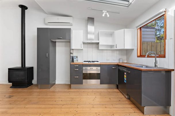 Spacious 3-Bedroom St Kilda Rental with Modern Upgrades and Alfresco Living - Photo 1