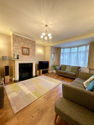 3 Bed Terraced House, Norwood Gardens, IG5 - Photo 1