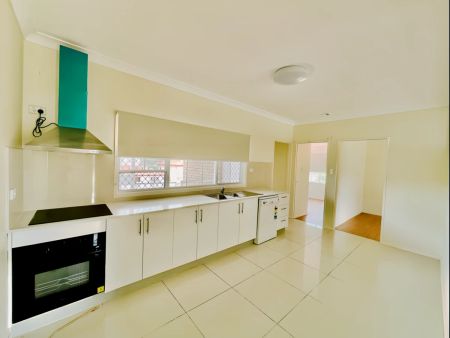 4 bed 2 bath - Photo 3