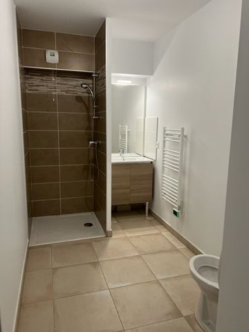 Location Appartement 2 pièces 46m² BRIGNOLES 83170 - Photo 3