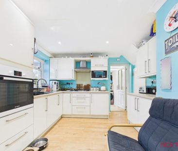 3 bedroom detached house to rent - Photo 5