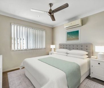 Pool side living in peaceful Mount Low - Photo 2