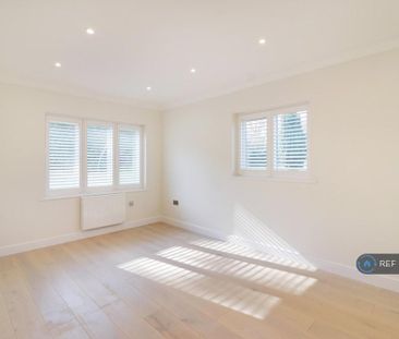 3 bedroom flat to rent - Photo 3