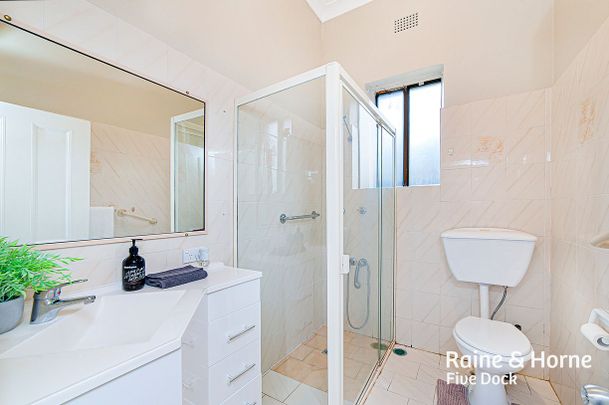 Superb 5 Bedroom Family Home | Extra Convenient Location - Photo 1