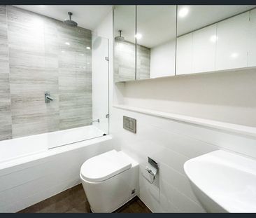 Spacious 2 bed-rooms Apartment located in Central Zetland - Photo 6