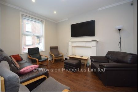 5 Bedroom House in Hyde Park Leeds - Photo 3