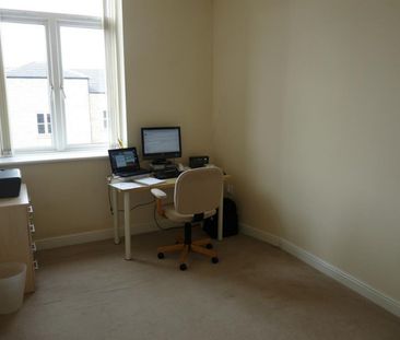 2 bedroom Flat To Let - Photo 2
