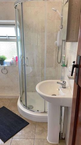 En Suite-, Pewley Way, Guildford, GU1 - Photo 5