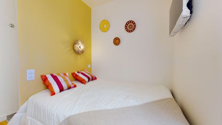 BATAILLE Roommate 3 Bedrooms at Lyon 8e - Photo 3